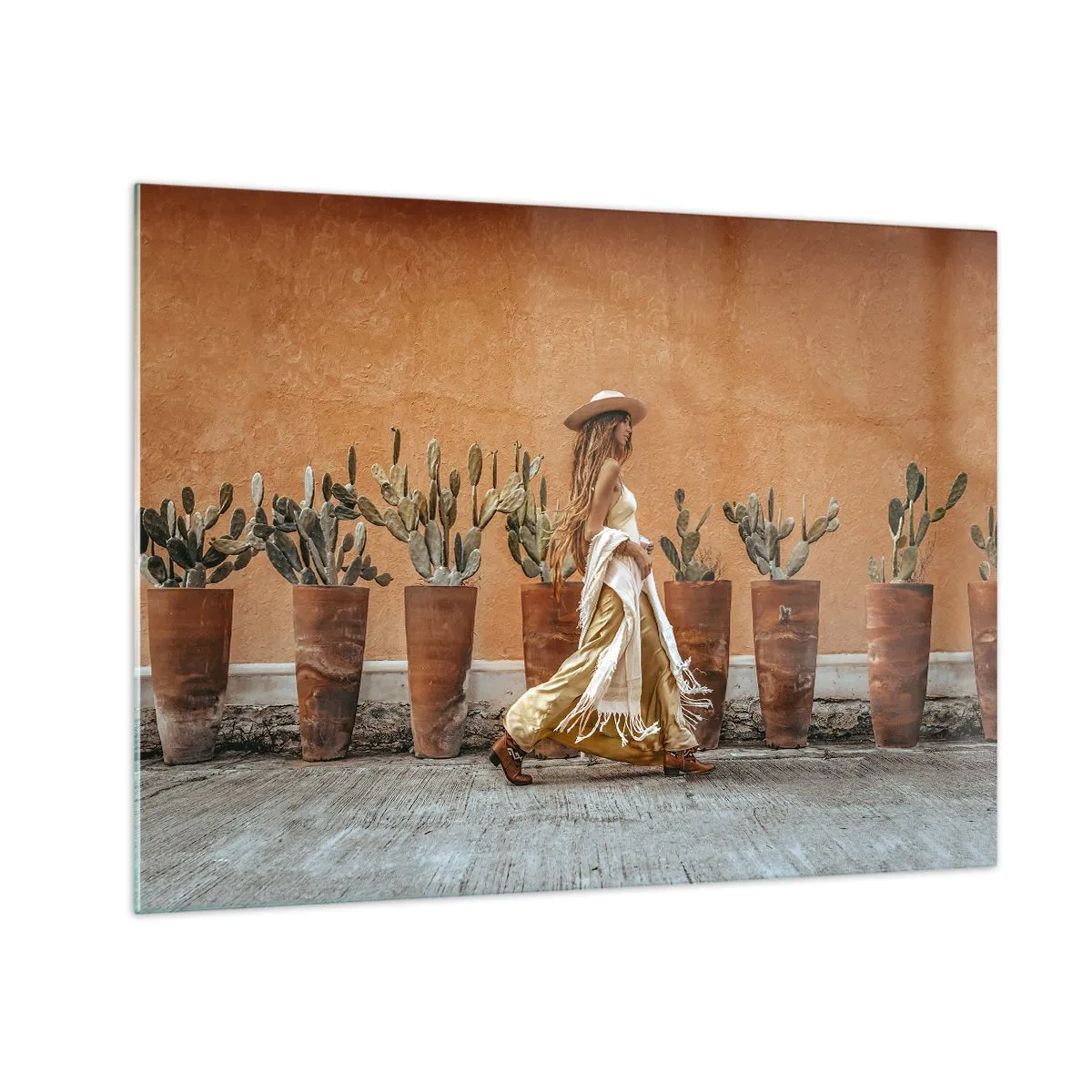 Schilderen op glas - Een vrouw in boho-stijl loopt langs potten vol cactussen. - 70x50cm - Hippie-stijl - Moderne wanddecoratie voor woonkamer en slaapkamer ARTTOR