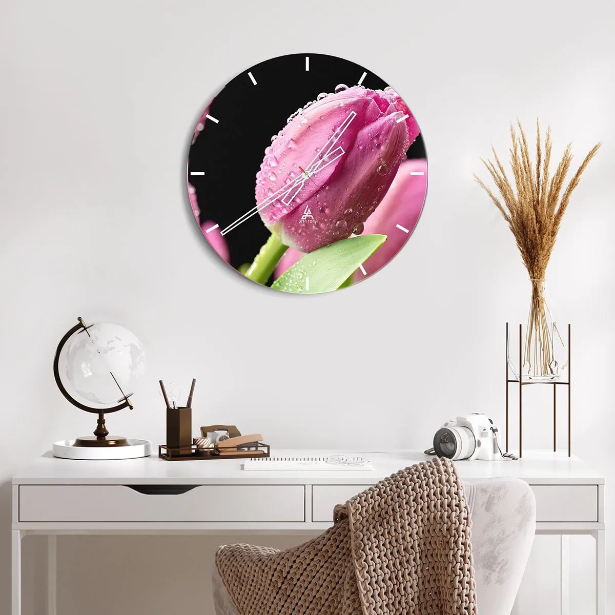 Wandklok - Klok - Een roze tulp bedekt met dauwdruppels op een donkere achtergrond. - 30x30cm - Lila droom in dauw - Moderne wanddecoratie voor woonkamer, keuken en slaapkamer ARTTOR