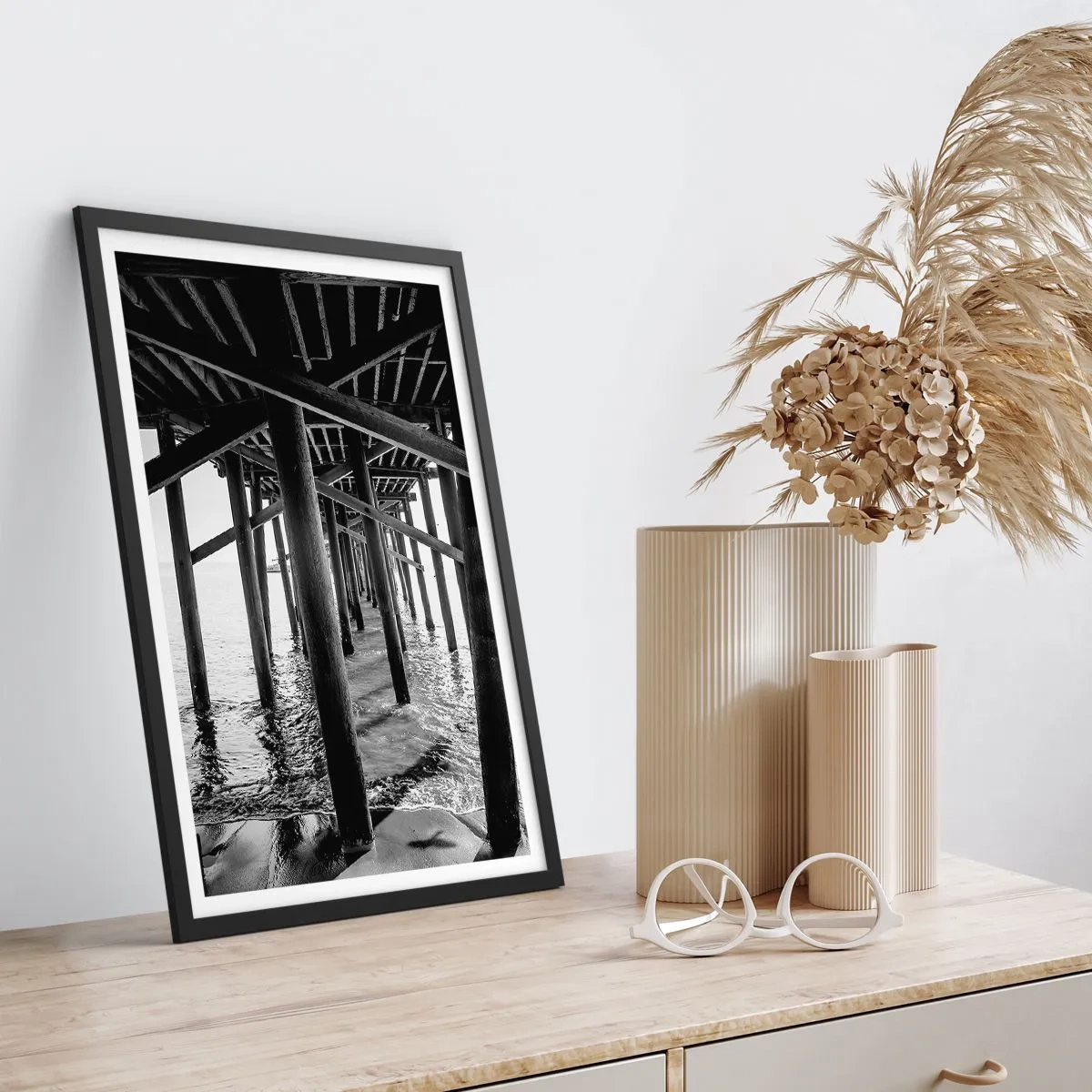 Poster in een zwarte lijst - Strandschuilplaats - 50x70cm - Strand schuilplaats - Moderne wanddecoratie voor woonkamer en slaapkamer ARTTOR