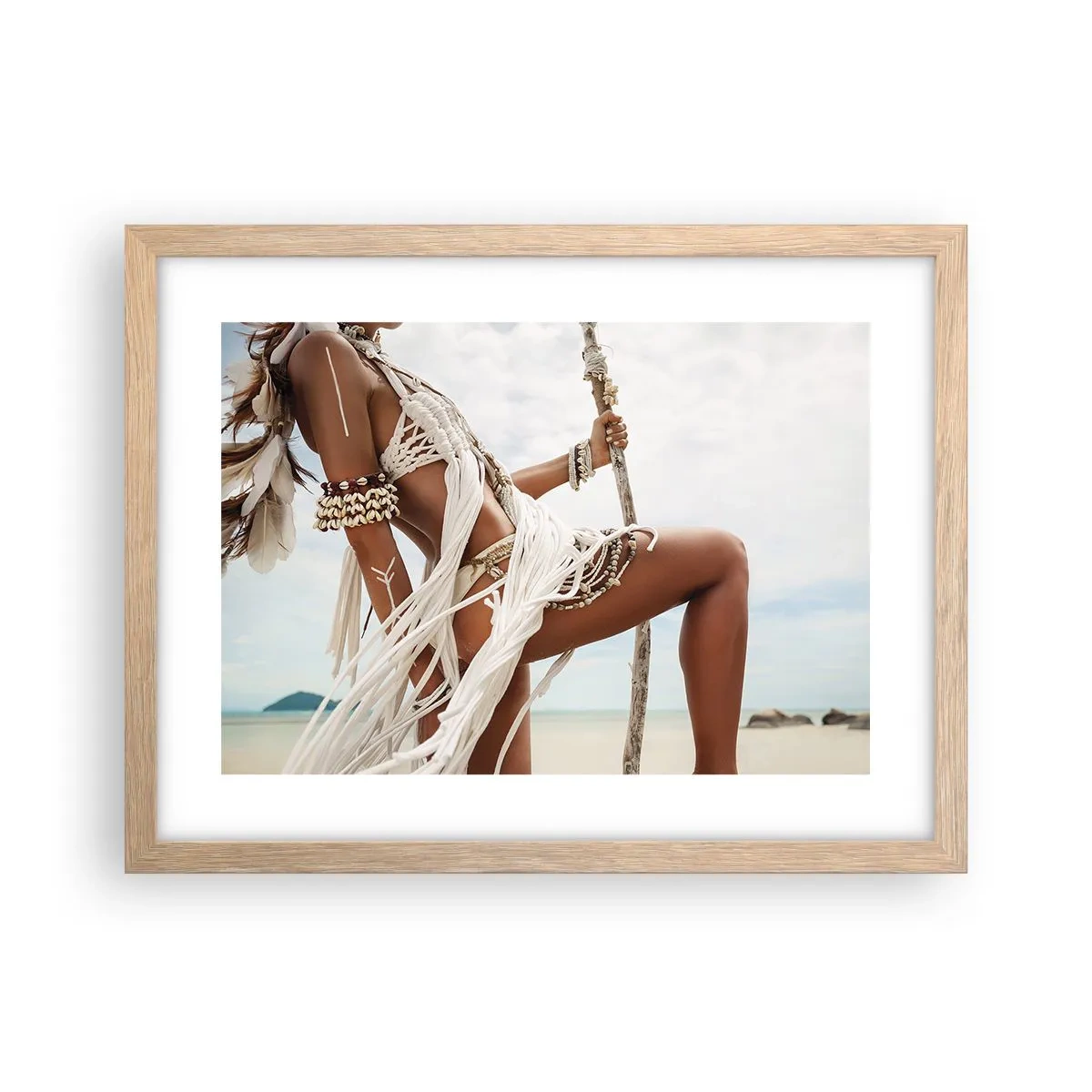 Een poster in een licht eiken lijst - Een priesteres van de zon - 40x30 cm