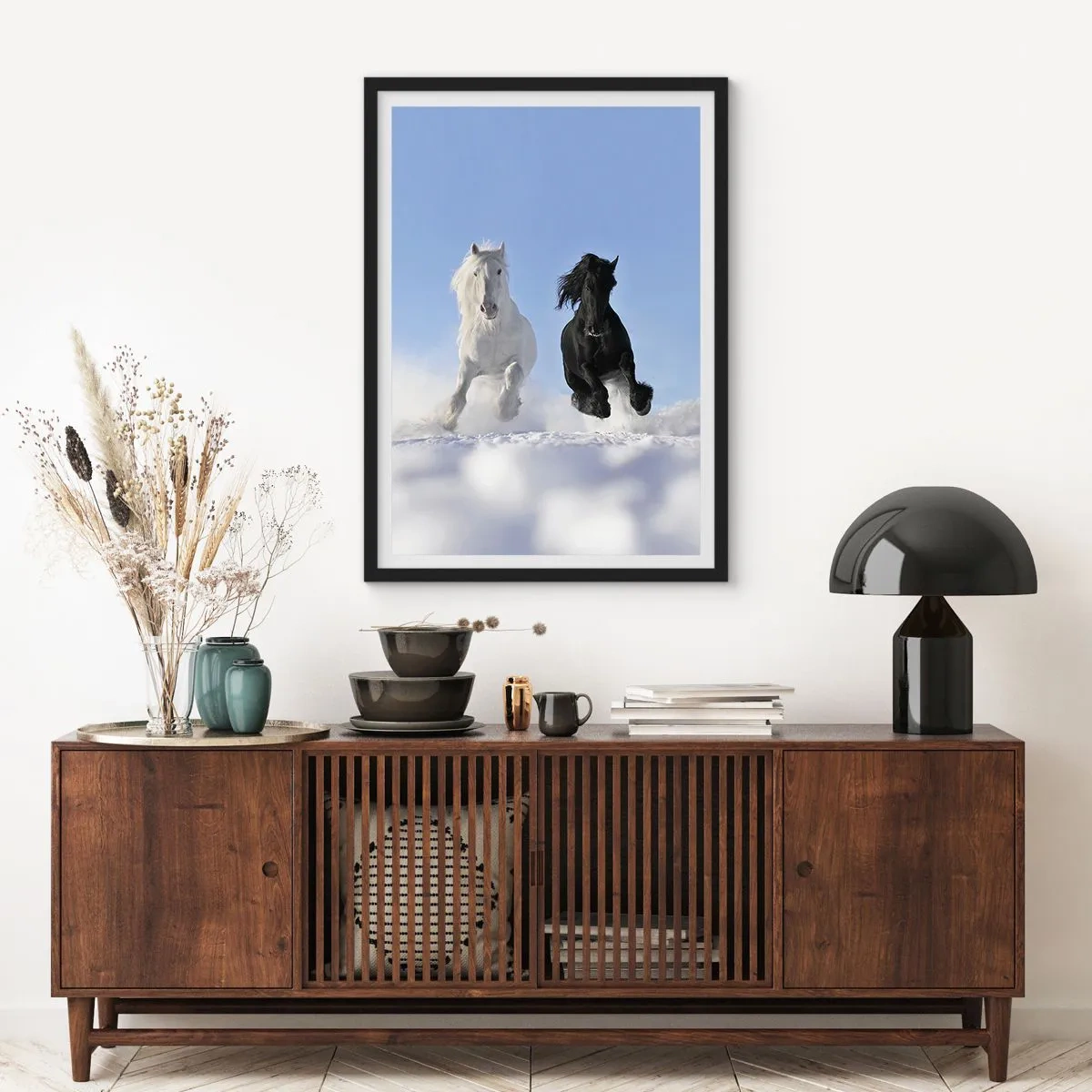 Poster in een zwarte lijst - Een wit en zwart paard galoppeert in de sneeuw - 50x70cm - Zwart-wit galop - Moderne wanddecoratie voor woonkamer en slaapkamer ARTTOR