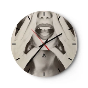 Wandklok - Klok - Artistieke sepiafoto van de mond en handen van een vrouw - 30x30cm - Ik kom al! - Moderne wanddecoratie voor woonkamer, keuken en slaapkamer ARTTOR