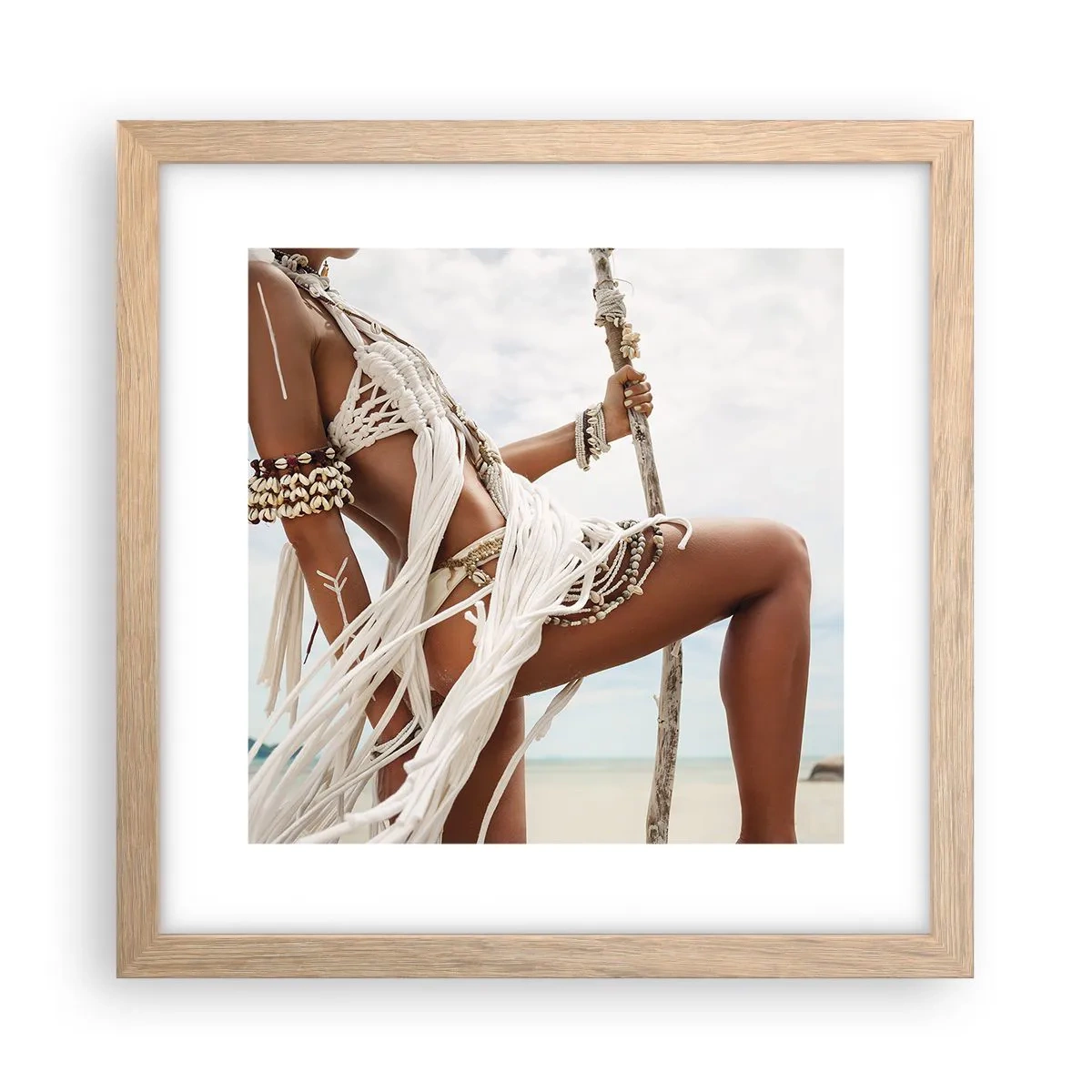 Een poster in een licht eiken lijst - Een priesteres van de zon - 30x30 cm