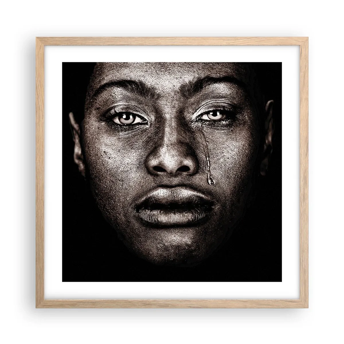 Een poster in een licht eiken lijst - een traan - 50x50 cm