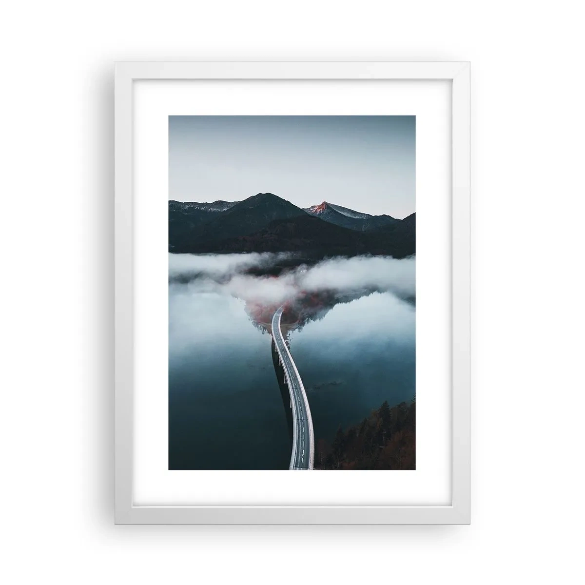 Poster in een witte lijst - Over water zo glad als een spiegel - 30x40 cm