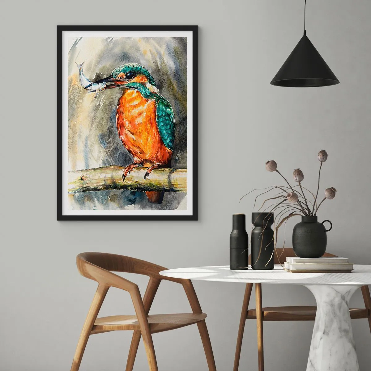 Poster in een zwarte lijst - Een waterleeuw die een vis vasthoudt tegen een natuurlijk landschap, geschilderd in aquarelstijl. - 50x70cm - Wet van de natuur - Moderne wanddecoratie voor woonkamer en slaapkamer ARTTOR