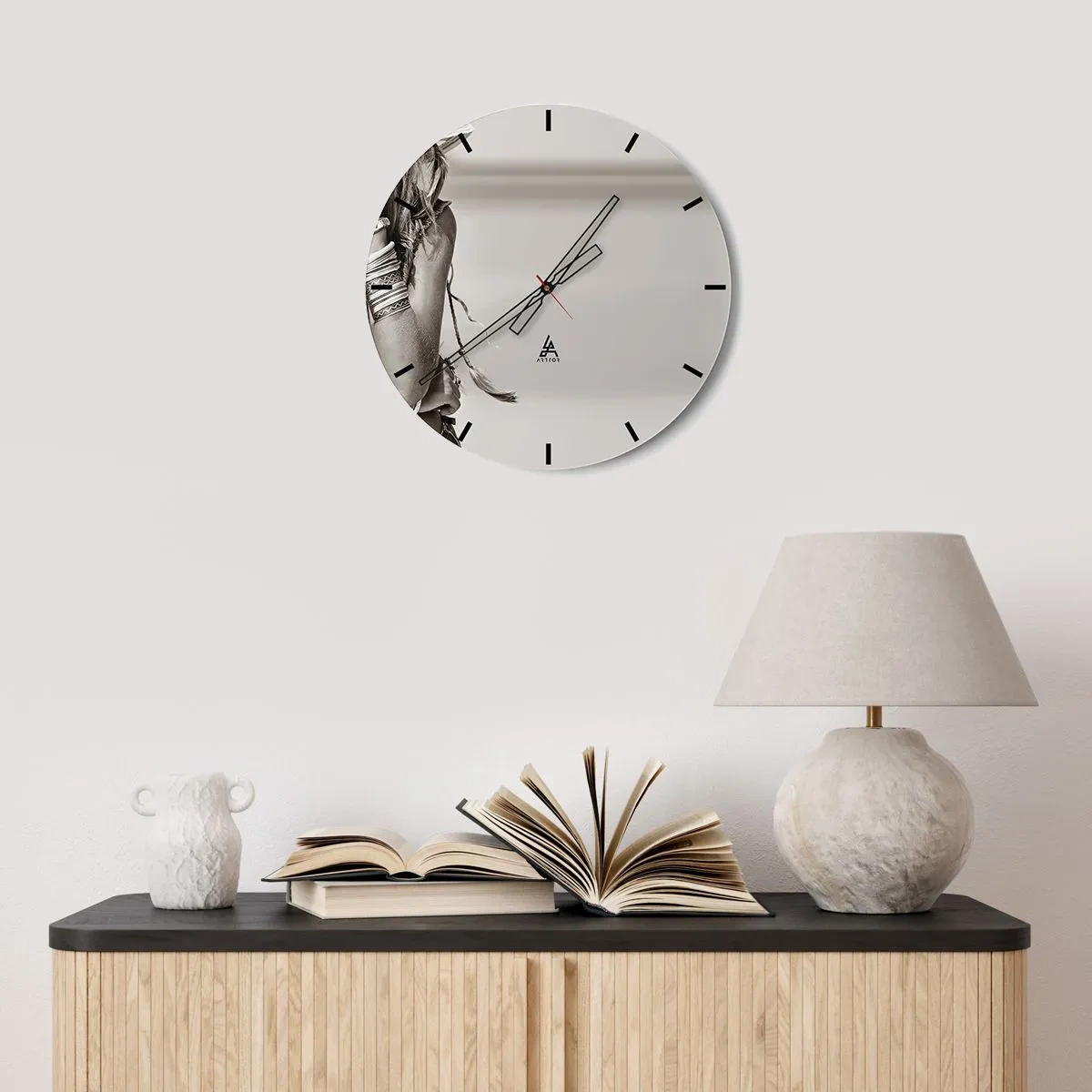 Wandklok - Klok - Fragment van een meisje in een decoratief kostuum in sepia - 30x30cm - Waarom een