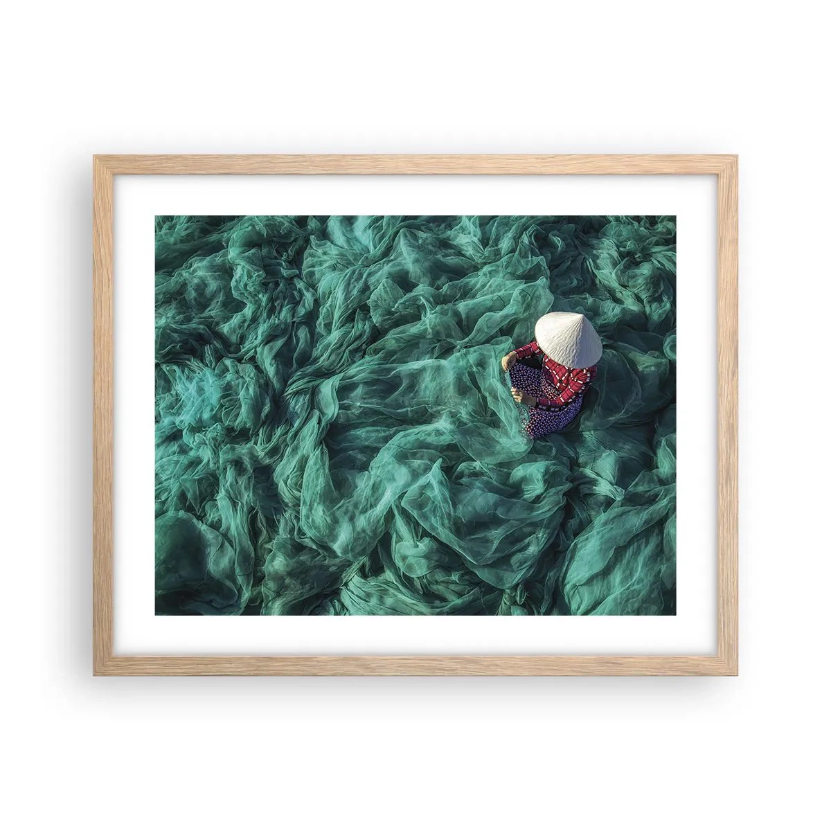 Een poster in een licht eiken lijst - In een zee van netten - 50x40 cm