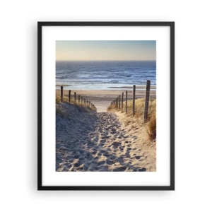Poster in een zwarte lijst - Het geluid van de zee, het zingen van vogels, een wild strand tussen het gras... - 40x50 cm