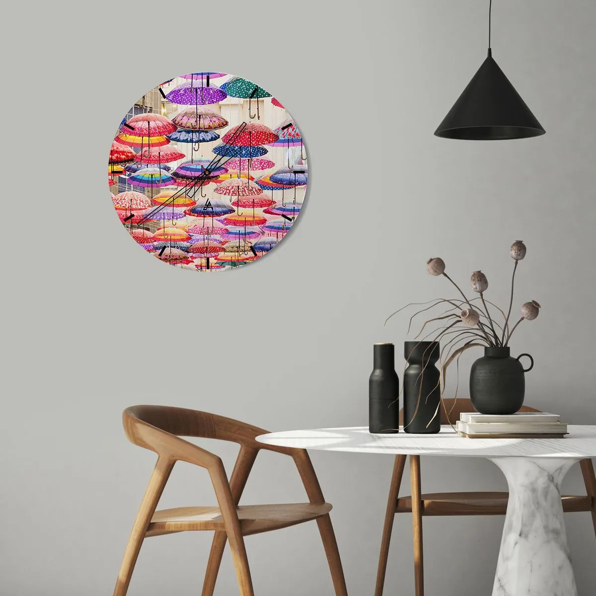 Wandklok - Klok - Kleurrijke paraplu's hangen boven de straat - 30x30cm - Stadsweide - Moderne wanddecoratie voor woonkamer, keuken en slaapkamer ARTTOR
