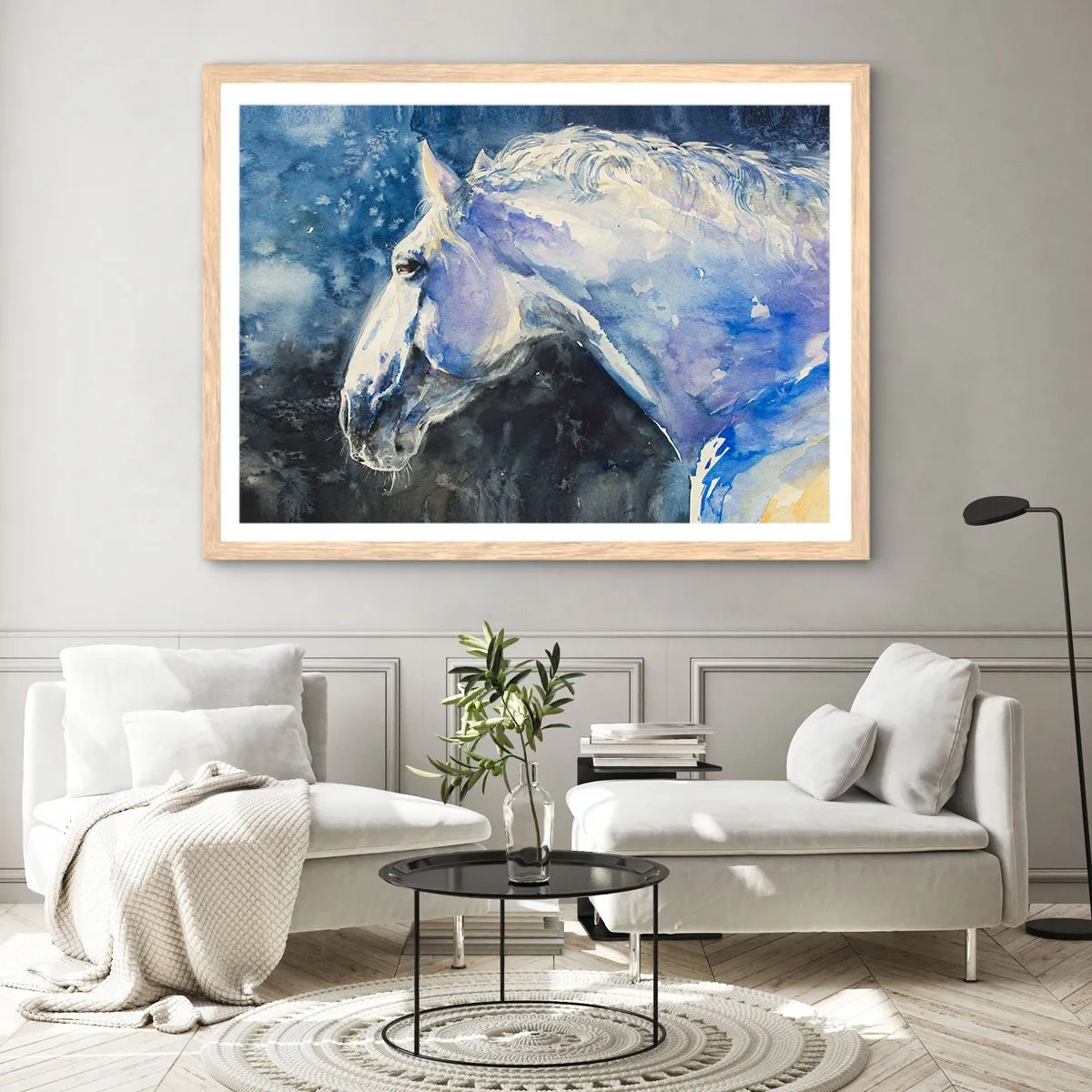 Een poster in een licht eiken lijst - Portret in een blauwe gloed - 91x61 cm