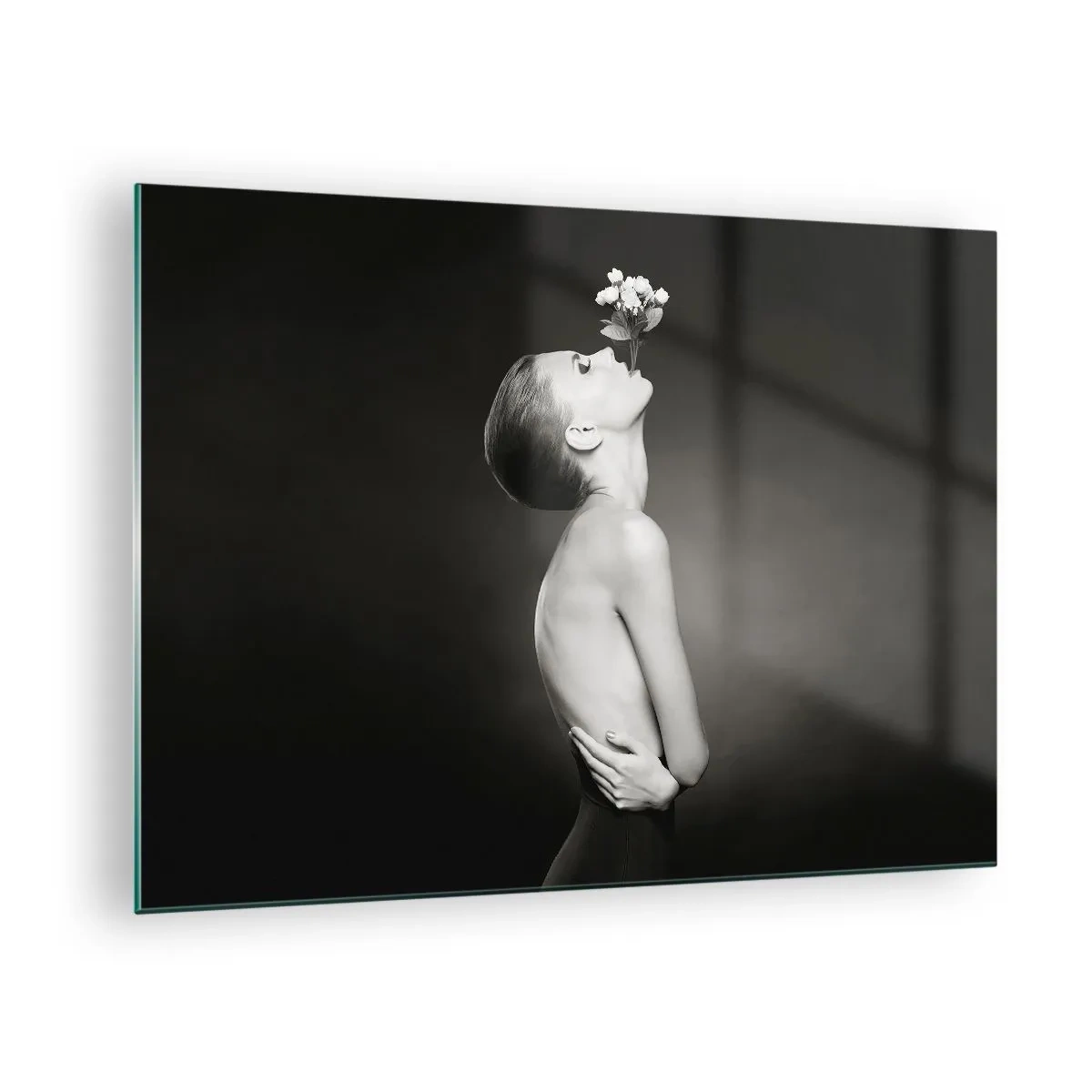 Schilderen op glas - Een vrouw met een bloem in haar mond op een zwart-witportret - 70x50cm - Excentrieke elegantie - Moderne wanddecoratie voor woonkamer en slaapkamer ARTTOR