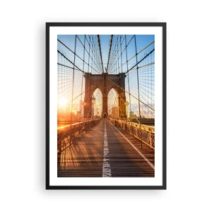 Poster in een zwarte lijst - De Brooklyn Bridge verlicht door de stralen van de opkomende zon - 50x70cm - Op de gouden brug - Moderne wanddecoratie voor woonkamer en slaapkamer ARTTOR
