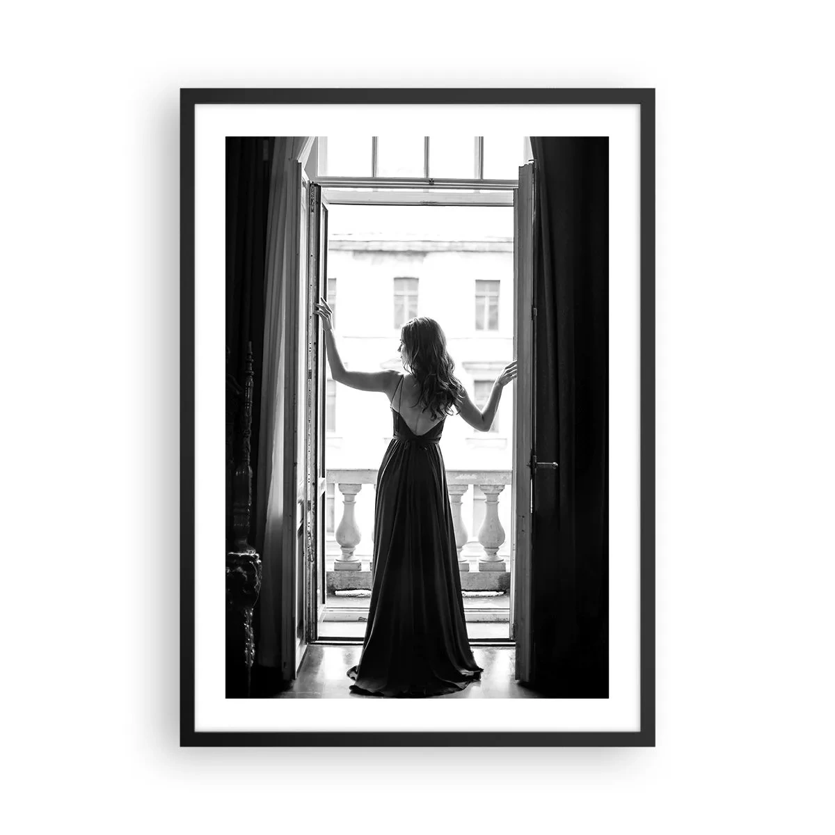 Poster in een zwarte lijst - Een vrouw in een lange jurk staat op een open balkon - 50x70cm - Op grote schaal  - Moderne wanddecoratie voor woonkamer en slaapkamer ARTTOR