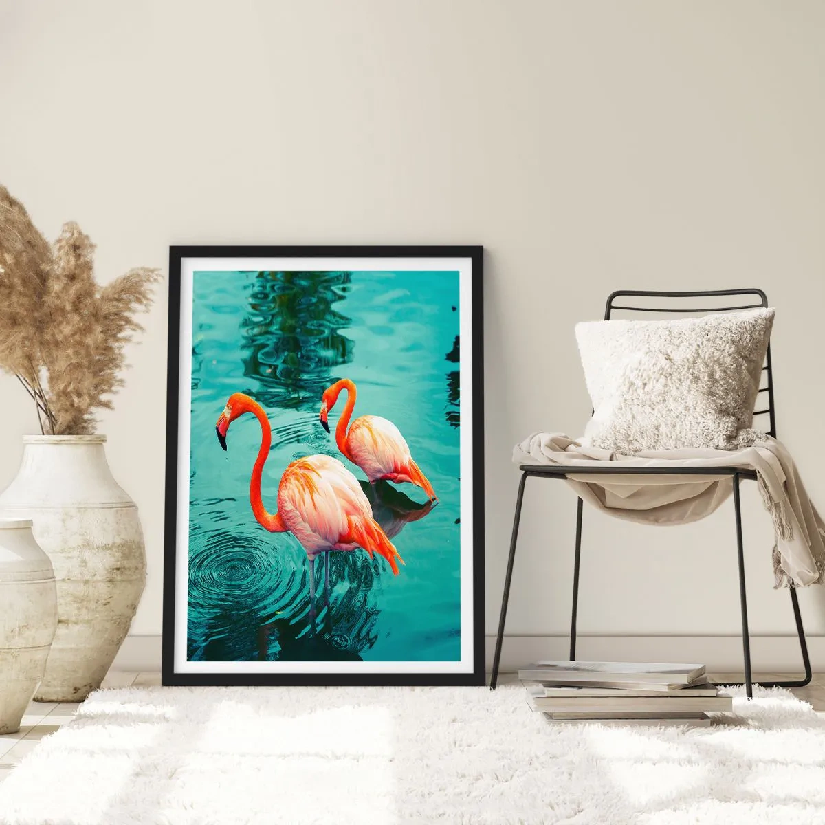 Poster in een zwarte lijst - Twee flamingo's tegen de achtergrond van kalm water - 50x70cm - We zijn nu in de mode - Moderne wanddecoratie voor woonkamer en slaapkamer ARTTOR