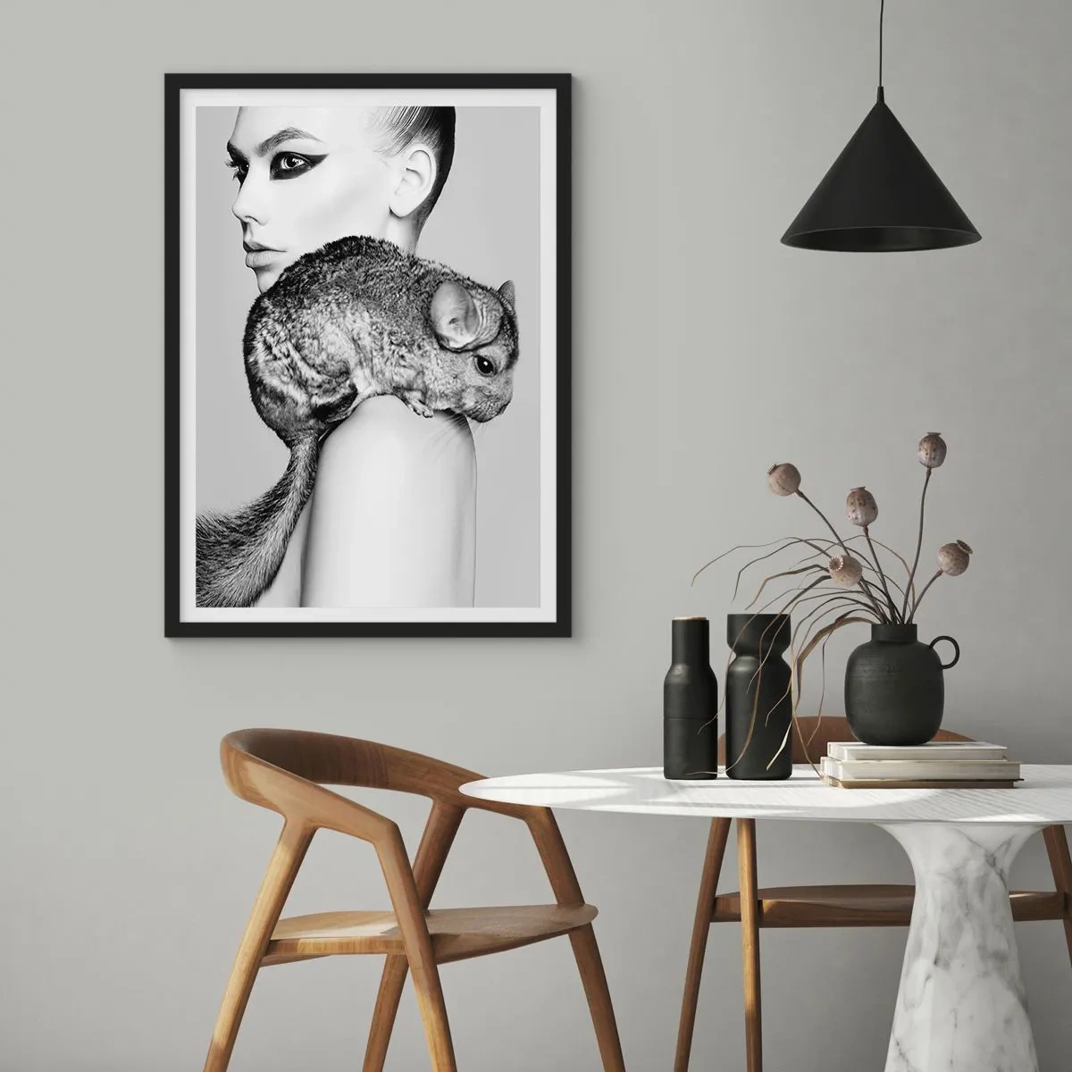 Poster in een zwarte lijst - Dame met een chinchilla - 30x40 cm