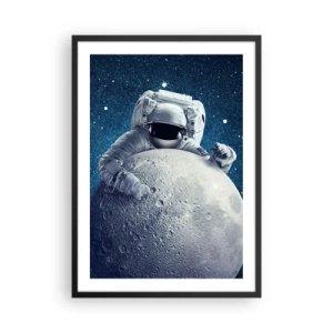 Poster in een zwarte lijst - Een astronaut houdt een stukje van de maan vast tegen de sterrenhemel. - 50x70cm - Ruimte grappenmaker - Moderne wanddecoratie voor woonkamer en slaapkamer ARTTOR