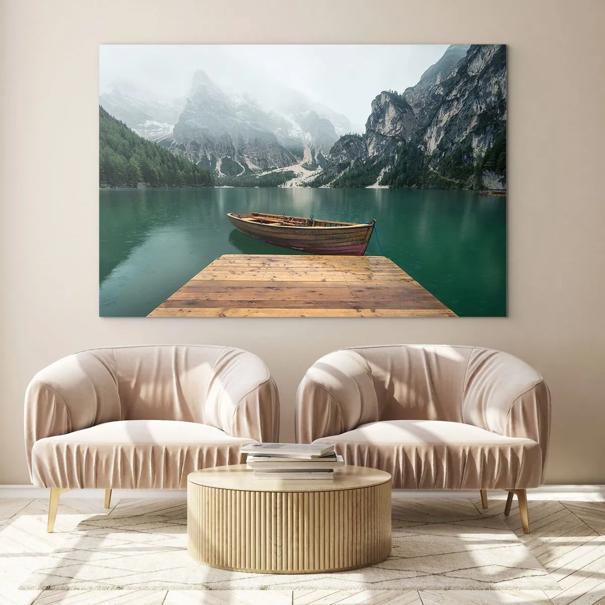 Schilderen op glas - Een boot aan de pieren op een meer in een bergachtig landschap met mist - 70x50cm - "En de trotse rotsen van het voorhoofd" - Moderne wanddecoratie voor woonkamer en slaapkamer ARTTOR