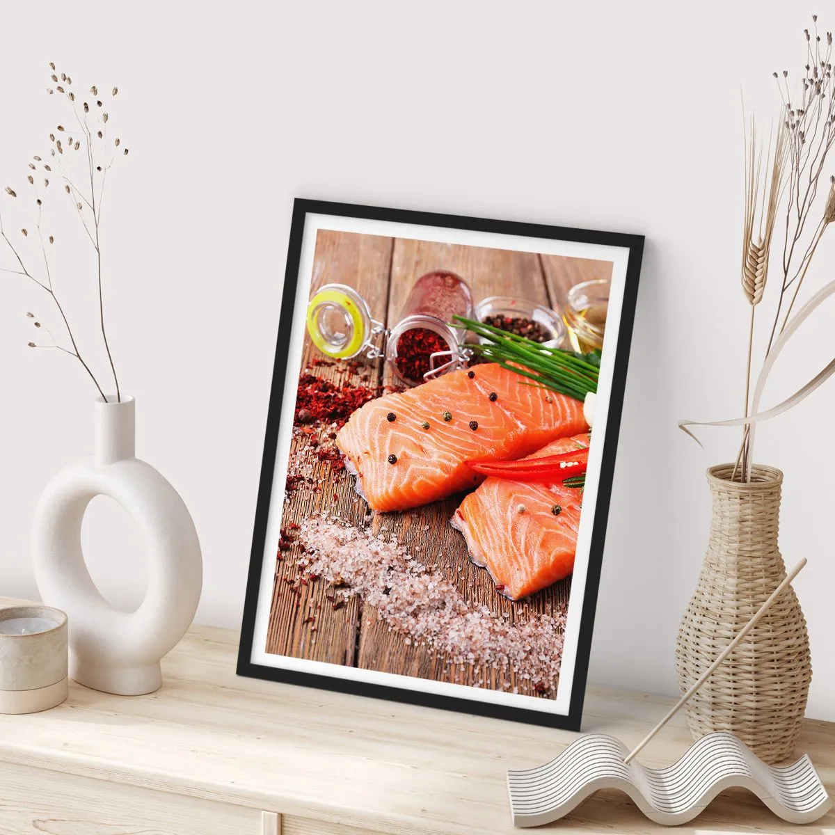 Poster in een zwarte lijst - Zalmfilets met kruiden op een rustieke achtergrond - 50x70cm - Noors avontuur in de keuken - Moderne wanddecoratie voor woonkamer en slaapkamer ARTTOR