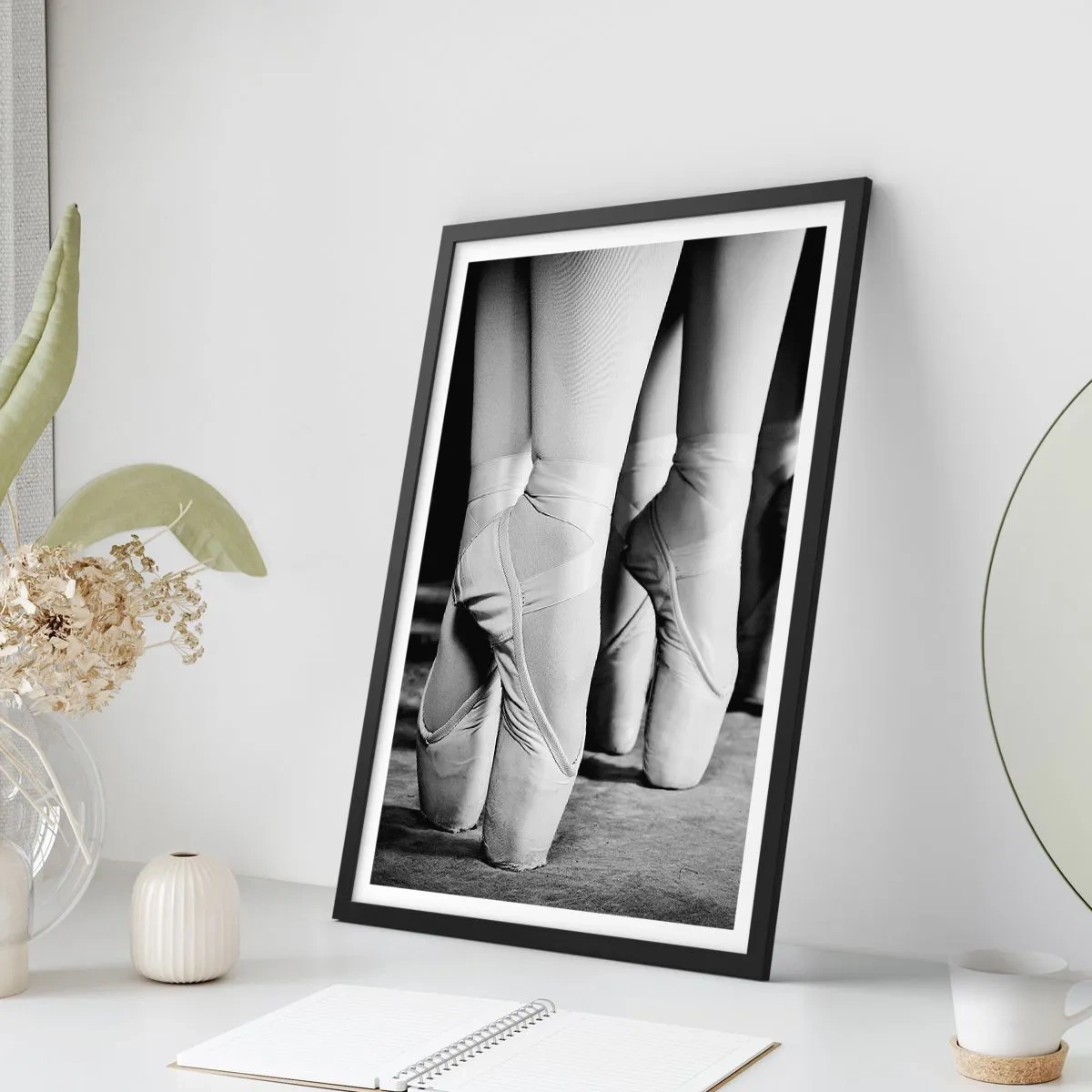 Poster in een zwarte lijst - Een zwart-witposter met daarop balletschoenen. - 50x70cm - Samen, lichtjes - Moderne wanddecoratie voor woonkamer en slaapkamer ARTTOR