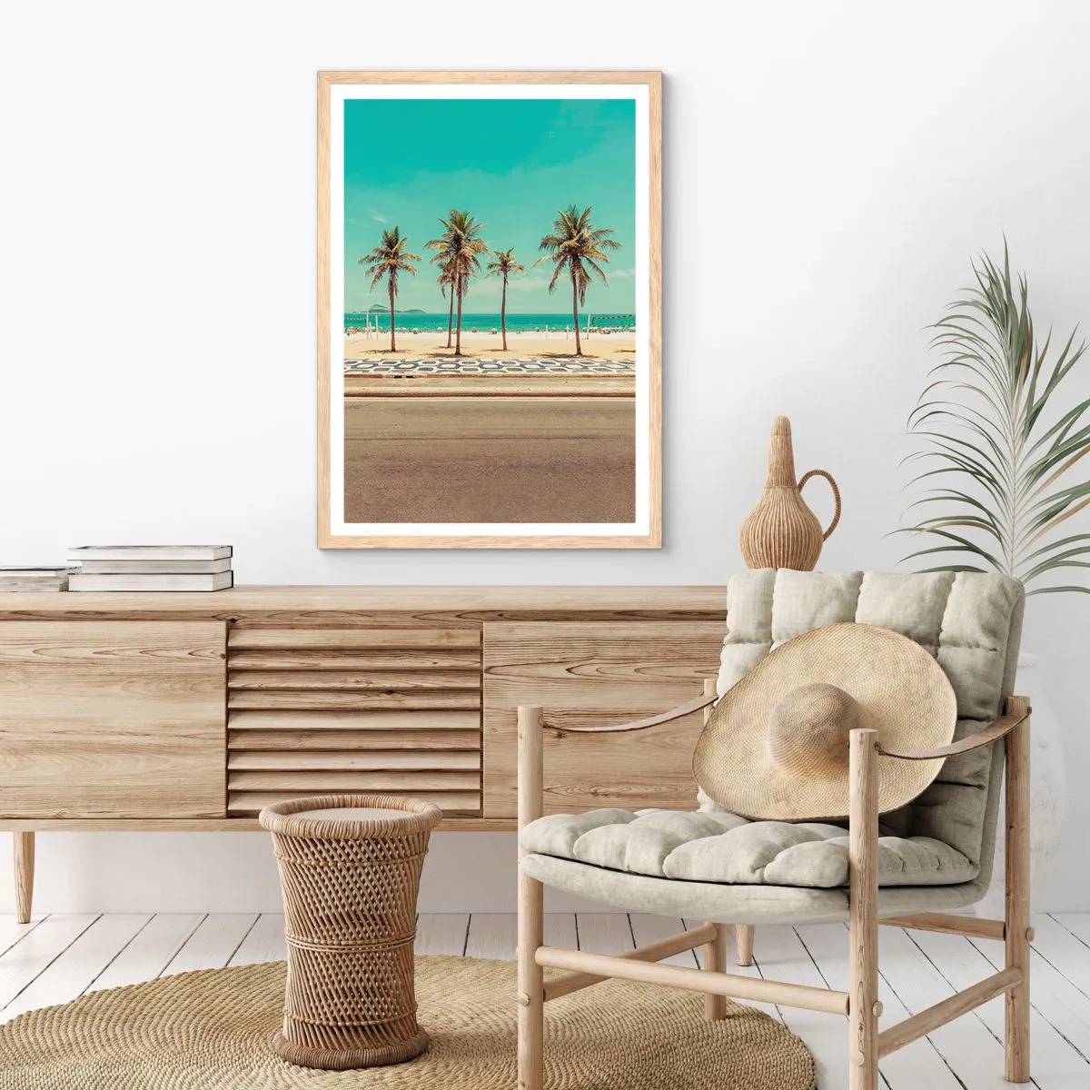 Een poster in een licht eiken lijst - Op wacht op het strand - 61x91 cm