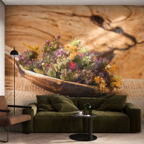 Fotobehang Standard Eco - Gedroogde kruiden op een rustieke houten lepel - 100x70cm - Kleurrijke bloemen en geurige kriuden - Moderne wanddecoratie voor woonkamer en slaapkamer ARTTOR