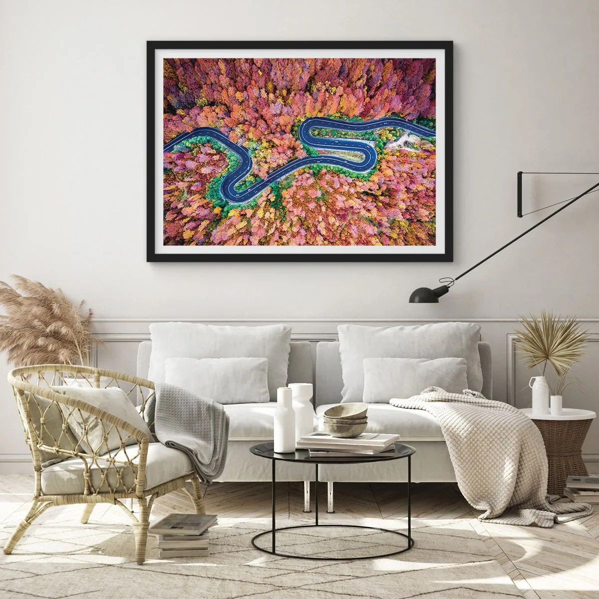 Poster in een zwarte lijst - Een kronkelende weg door het bos - 100x70 cm