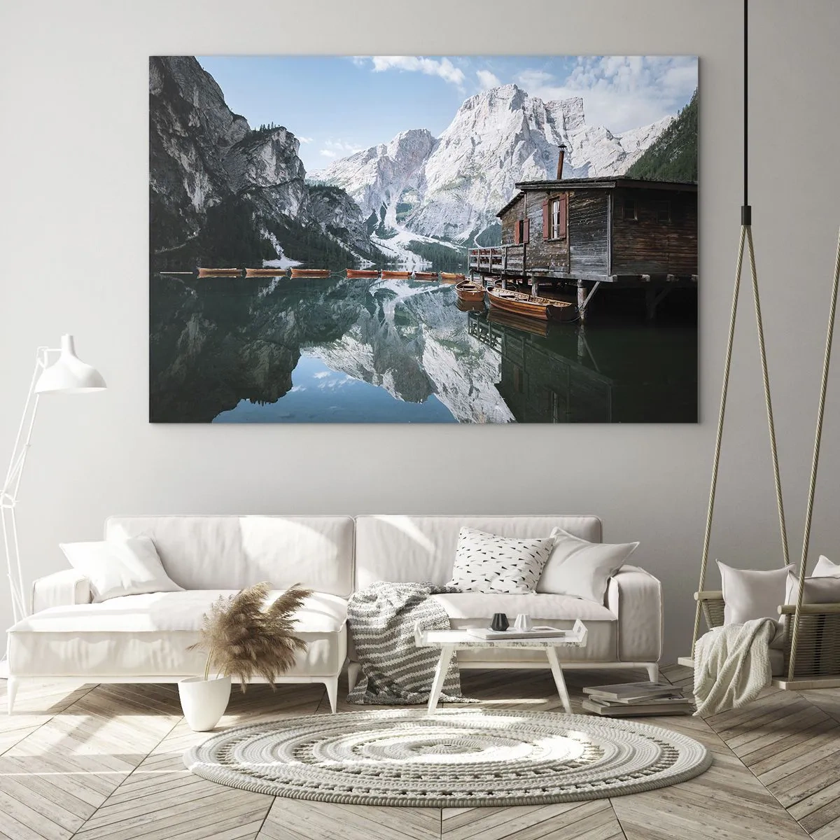Schilderen op glas - Houten huis en boten op een rustig meer in de bergen - 70x50cm - Een kristalheldere bergochtend - Moderne wanddecoratie voor woonkamer en slaapkamer ARTTOR