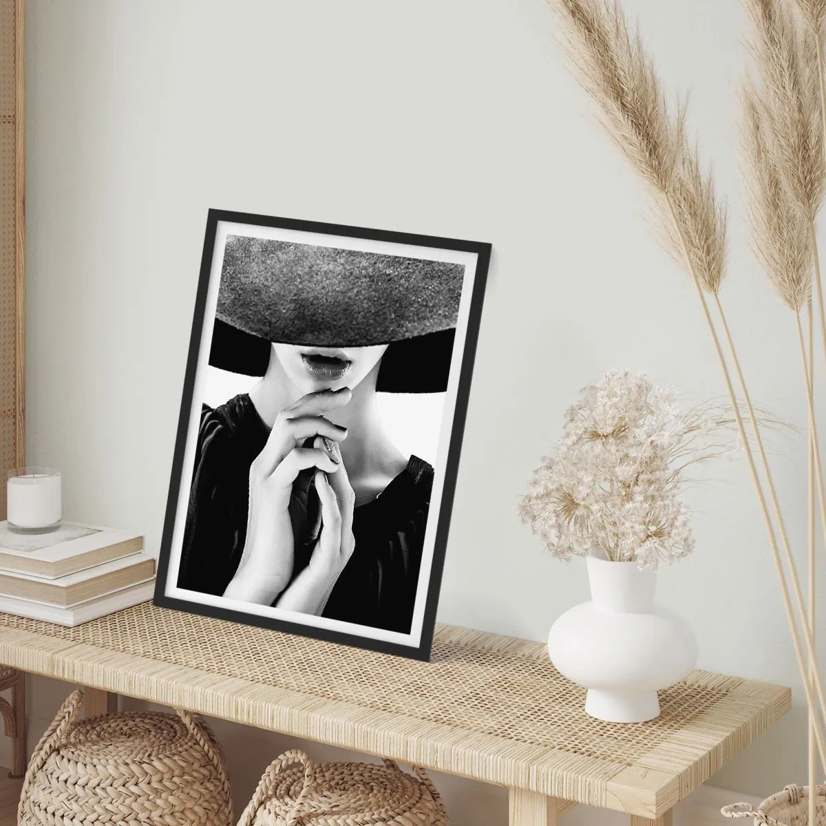 Poster in een zwarte lijst - Zwart-witportret van een vrouw met een hoed en een bedekt gezicht - 50x70cm - Verborgen schoonheid - Moderne wanddecoratie voor woonkamer en slaapkamer ARTTOR