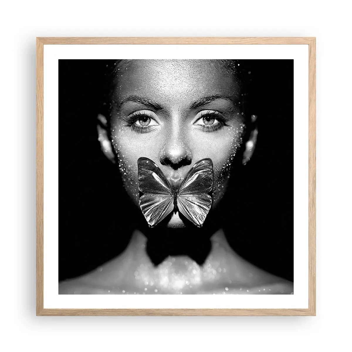 Een poster in een licht eiken lijst - Vlinder kus - 60x60 cm