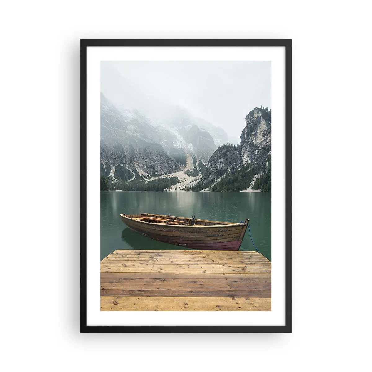 Poster in een zwarte lijst - Een boot aan de pier met bergen en een meer op de achtergrond - 50x70cm - "En de trotse rotsen van het voorhoofd" - Moderne wanddecoratie voor woonkamer en slaapkamer ARTTOR