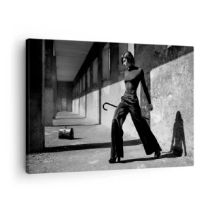 Schilderen op canvas - Stijlvolle vrouw in een industriële omgeving - 70x50cm -   Stedelijke elegantie - Moderne wanddecoratie voor woonkamer en slaapkamer ARTTOR