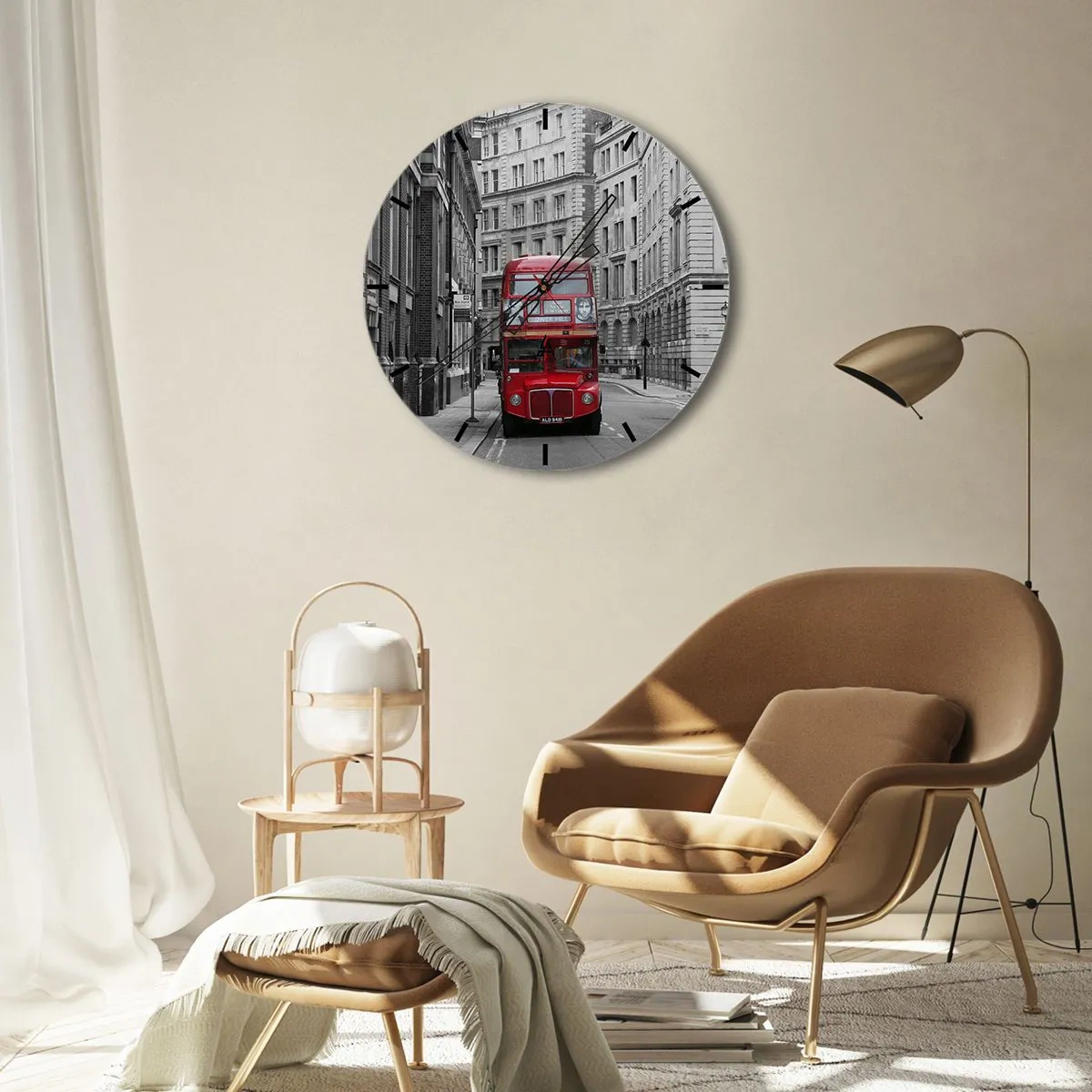 Wandklok - Klok - Een rode bus tegen een achtergrond van zwart-witte gebouwen. - 30x30cm - Het dagelijkse leven hoeft niet grijs te zijn - Moderne wanddecoratie voor woonkamer, keuken en slaapkamer ARTTOR