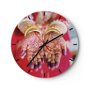 Wandklok - Klok - Handen versierd met henna in traditionele kledij tegen een rode achtergrond - 30x30cm - Klaar om je geluk te vangen? - Moderne wanddecoratie voor woonkamer, keuken en slaapkamer ARTTOR
