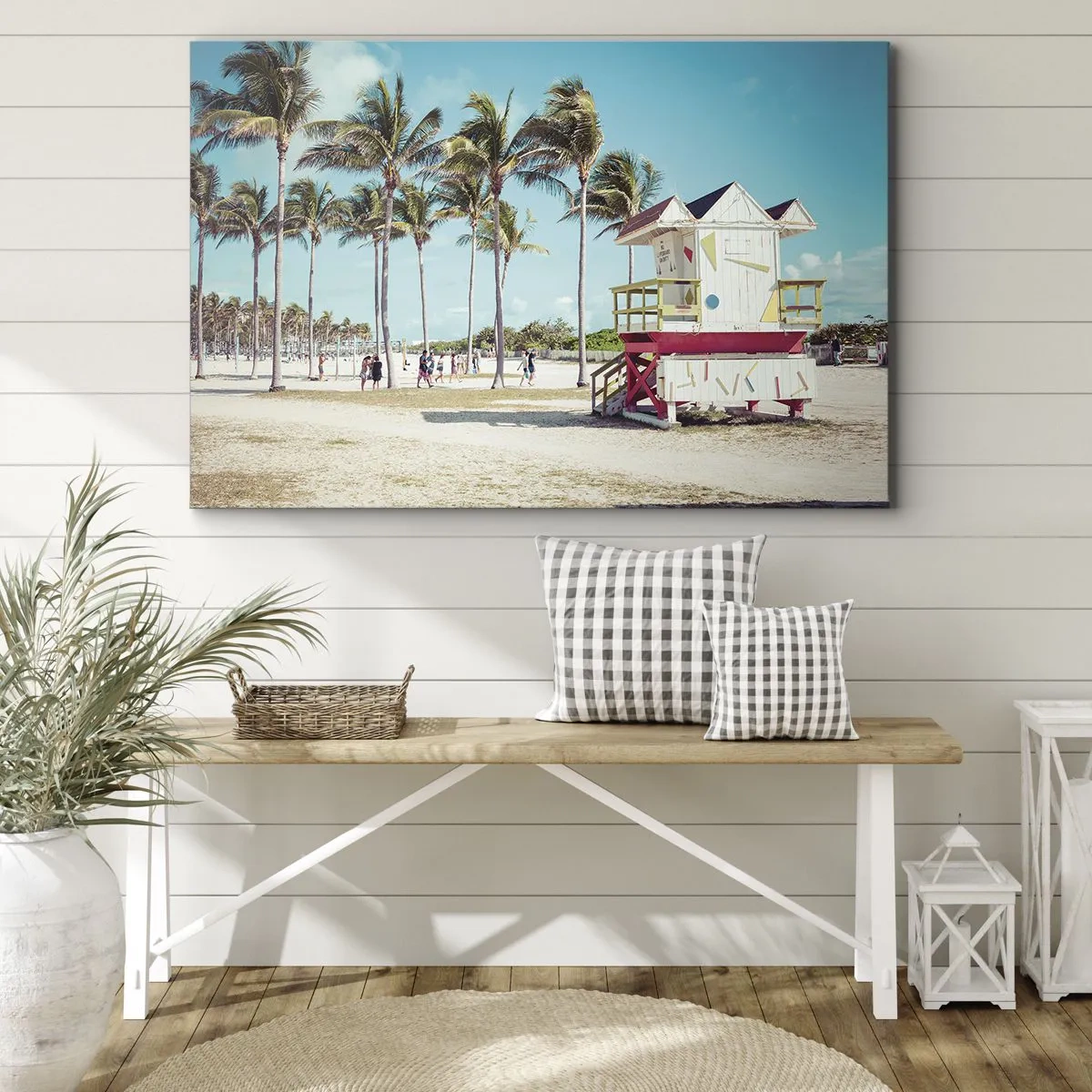 Schilderen op canvas - Een strand met palmbomen en een reddingstoren op de achtergrond - 70x50cm - Je hebt een mooie dag voor de boeg - Moderne wanddecoratie voor woonkamer en slaapkamer ARTTOR