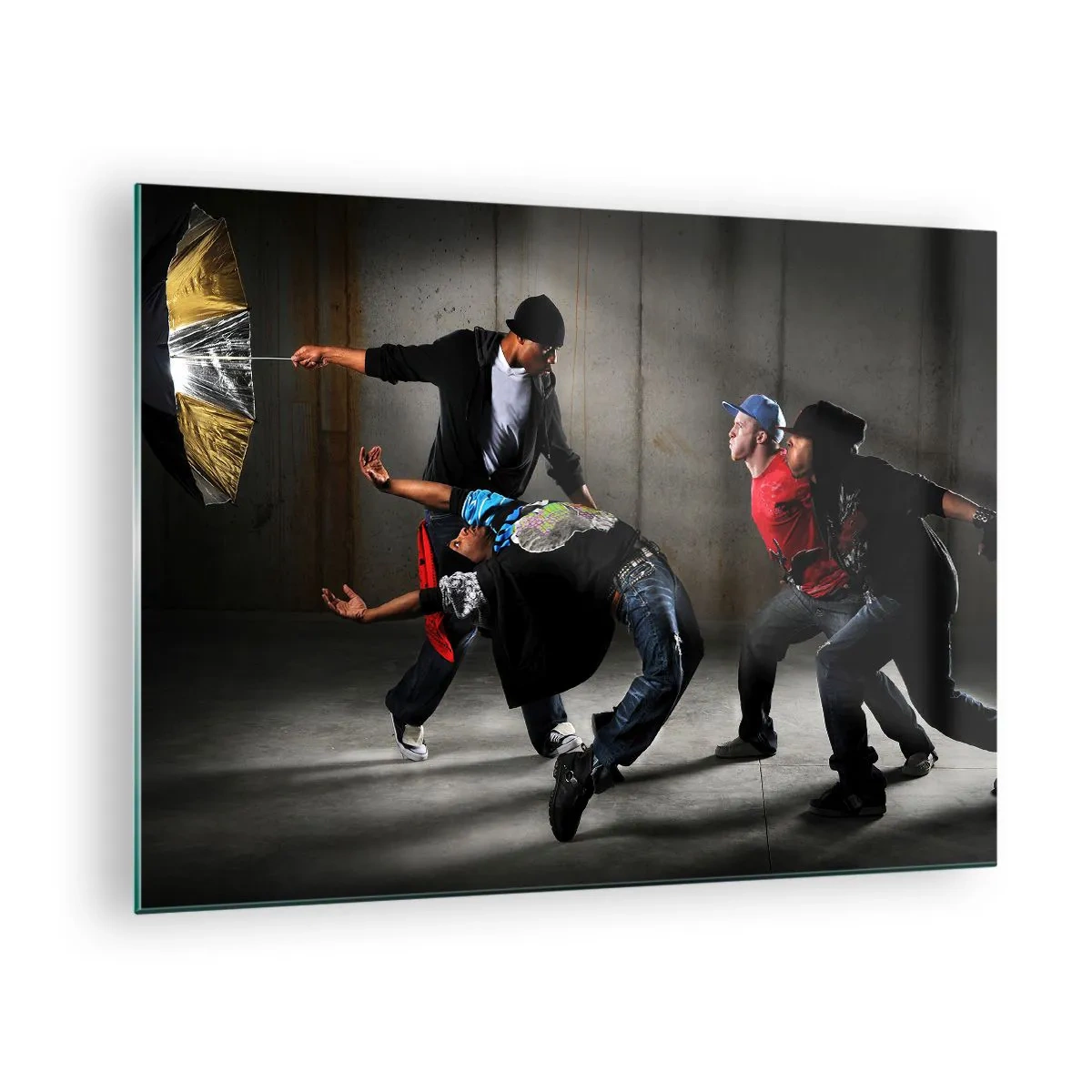 Schilderen op glas - Een groep dansers in een dynamische pose tegen een industriële achtergrond. - 70x50cm - Dansend met de straatwind - Moderne wanddecoratie voor woonkamer en slaapkamer ARTTOR