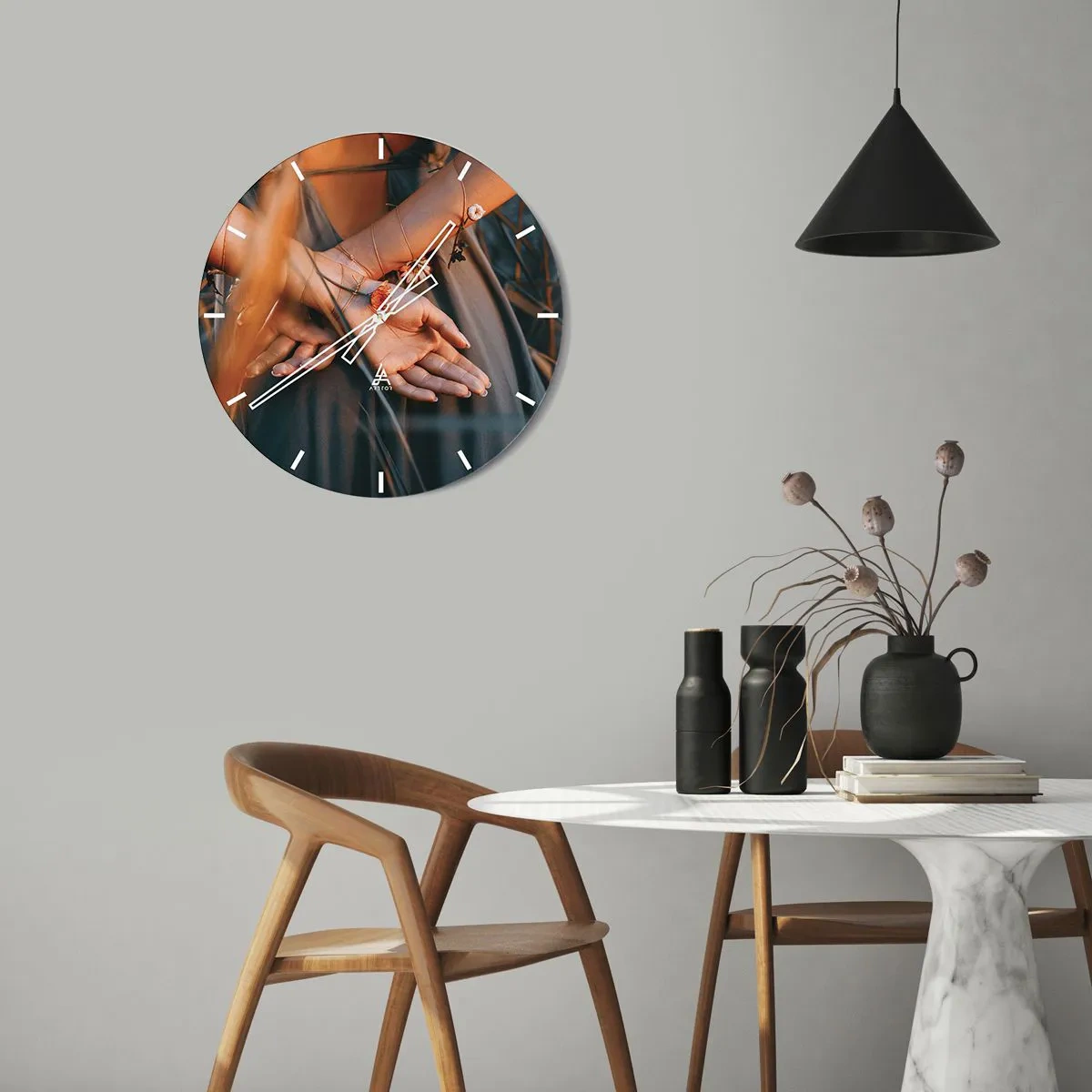 Wandklok - Klok - Close-up van gevouwen handen verstrengeld met planten - 30x30cm - Verbonden met de natuur - Moderne wanddecoratie voor woonkamer, keuken en slaapkamer ARTTOR