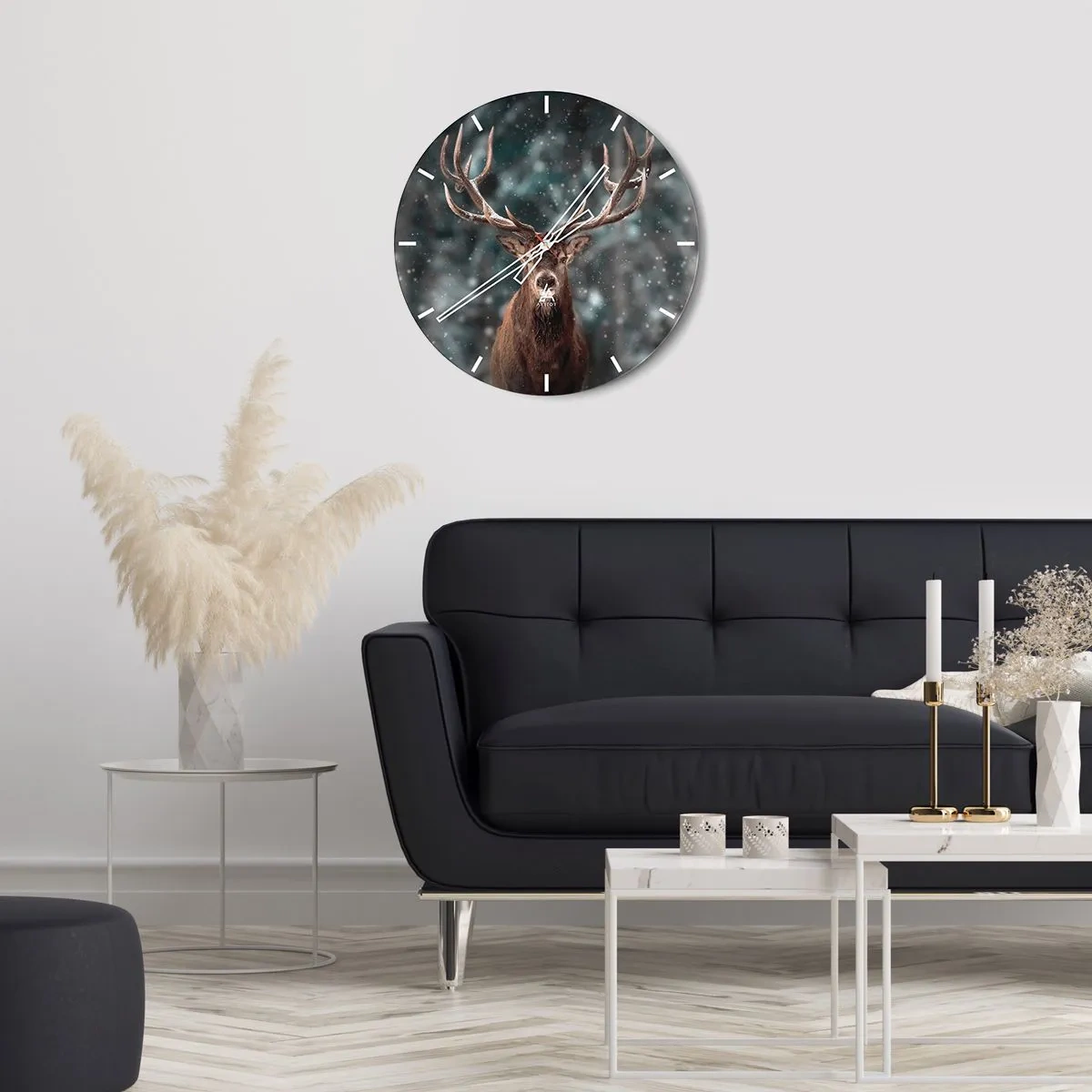 Wandklok - Klok - Een trots hert in een besneeuwd bos met wazige bomen op de achtergrond - 30x30cm - Gekroond tot koning van het bos - Moderne wanddecoratie voor woonkamer, keuken en slaapkamer ARTTOR