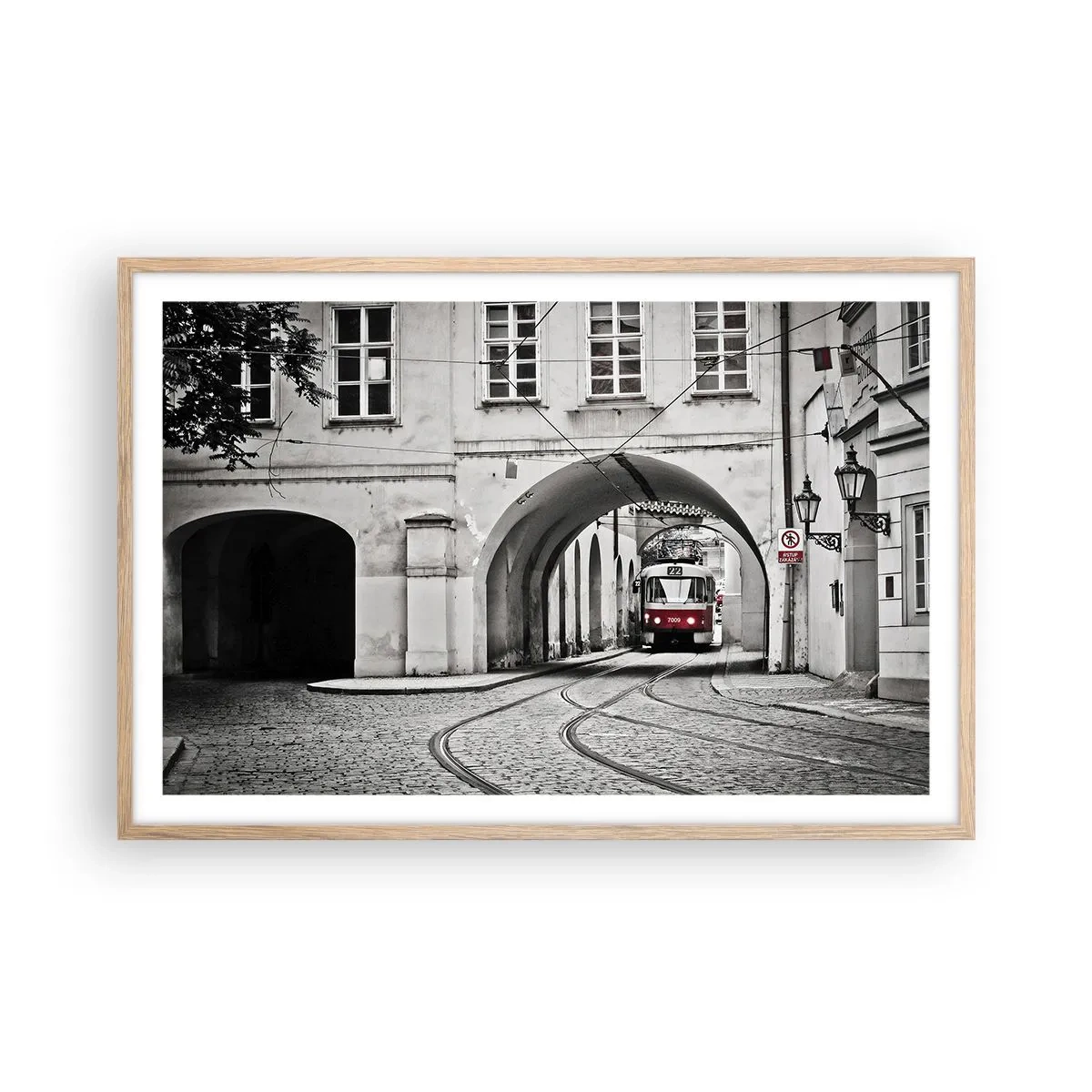 Een poster in een licht eiken lijst - Door het doolhof van de stad - 91x61 cm