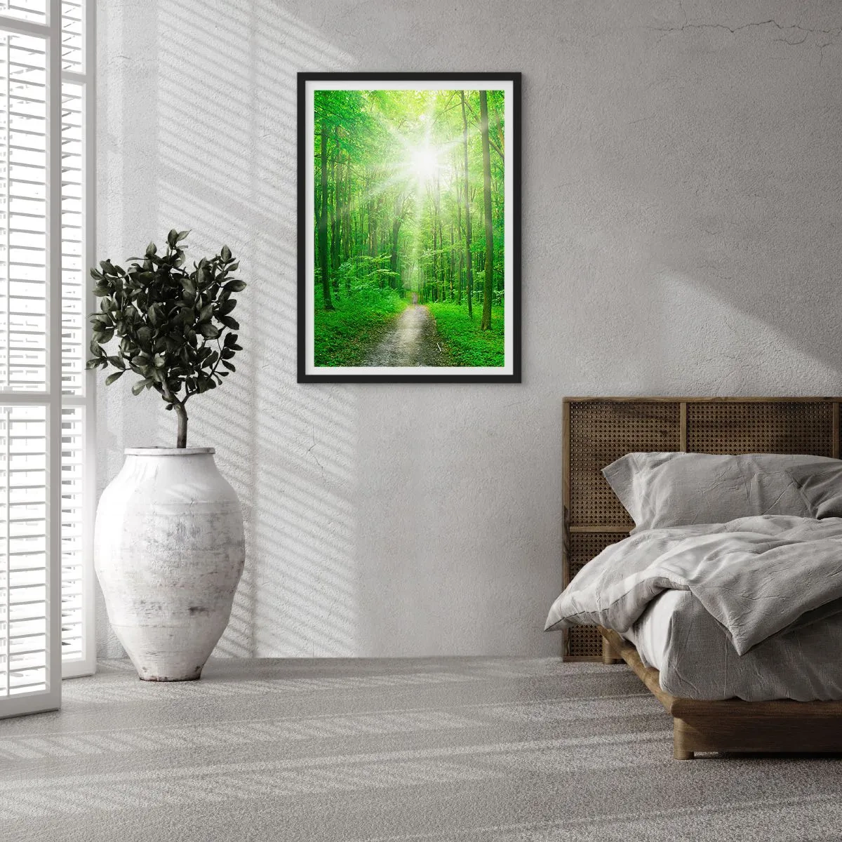 Poster in een zwarte lijst - Een bospad verlicht door de zonnestralen - 50x70cm - De groene kathedraal - Moderne wanddecoratie voor woonkamer en slaapkamer ARTTOR