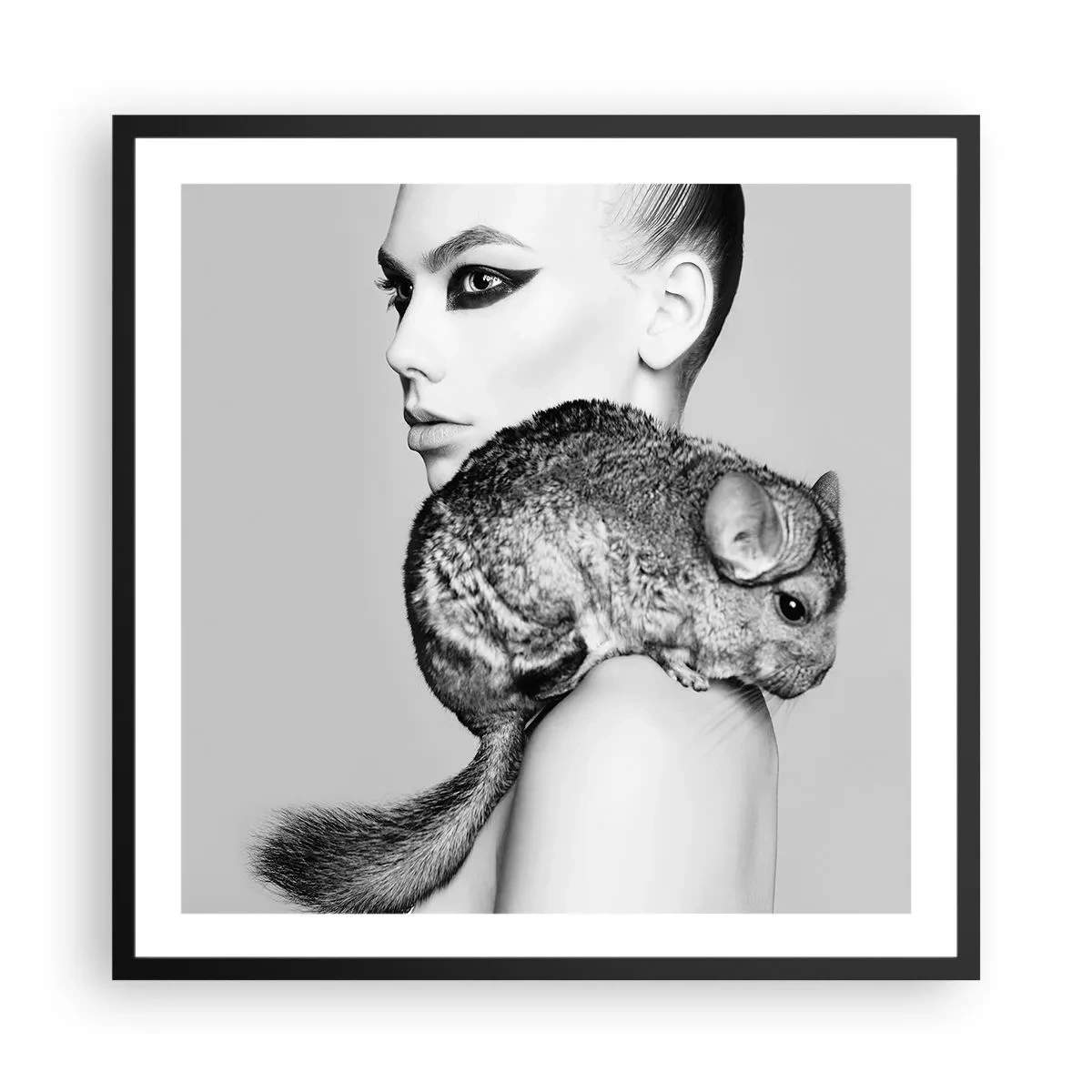 Poster in een zwarte lijst - Dame met een chinchilla - 60x60 cm