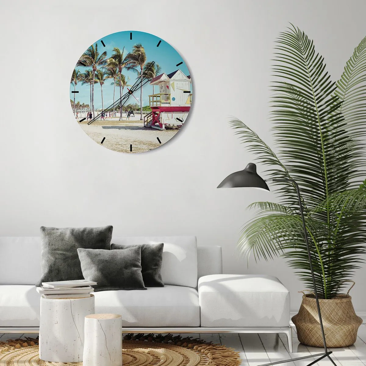 Wandklok - Klok - Miami Beach met palmbomen en een kleurrijk strandwachtgebouw - 30x30cm - Je hebt een mooie dag voor de boeg - Moderne wanddecoratie voor woonkamer, keuken en slaapkamer ARTTOR