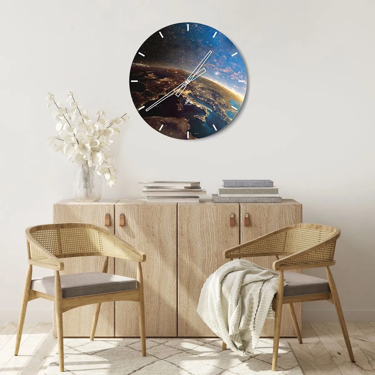 Wandklok - Klok - Uitzicht op de aarde vanuit de ruimte met verlichte continenten - 30x30cm - Laten we eens van een afstand naar onszelf kijken - Moderne wanddecoratie voor woonkamer, keuken en slaapkamer ARTTOR