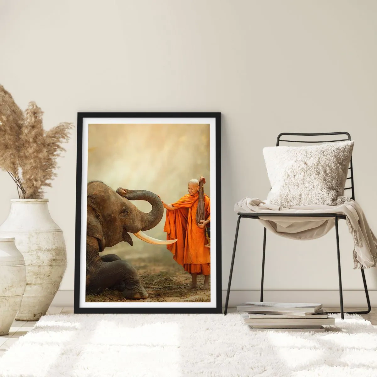 Poster in een zwarte lijst - Een monnik in een oranje gewaad met een olifant op de achtergrond - 50x70cm - Ontmoeting tijdens een reis - Moderne wanddecoratie voor woonkamer en slaapkamer ARTTOR