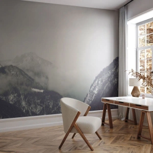 Fotobehang Standard Eco - Een berglandschap gehuld in mist in monochromatische kleuren - 100x70cm - Mistige vallei - Moderne wanddecoratie voor woonkamer en slaapkamer ARTTOR