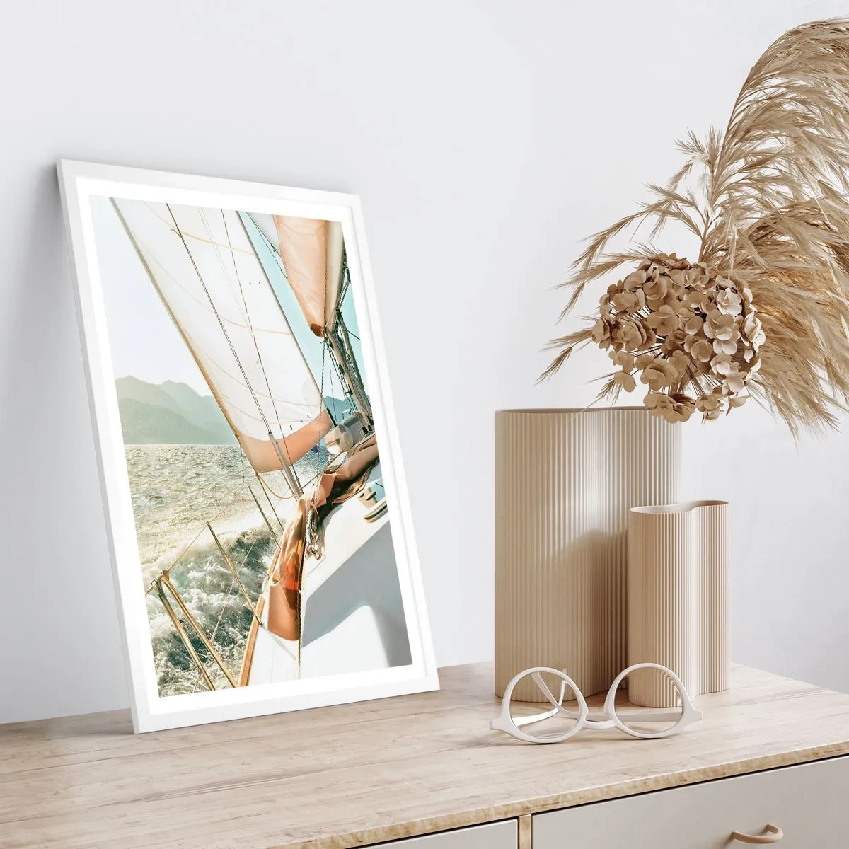 Poster in een witte lijst - Onder vol zeil - 50x70 cm