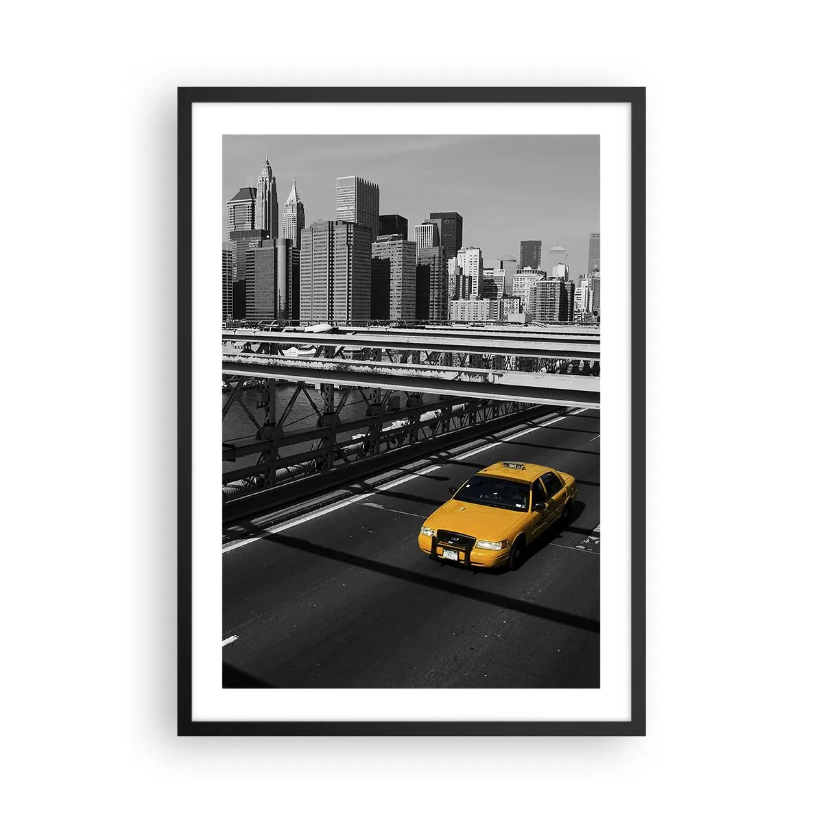 Poster in een zwarte lijst - Een gele taxi tegen een zwart-witte stadsachtergrond - 50x70cm - De kleur van een grote stad - Moderne wanddecoratie voor woonkamer en slaapkamer ARTTOR