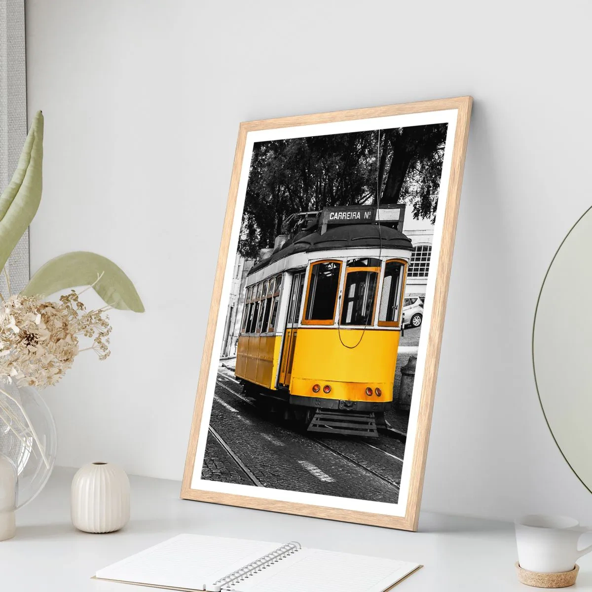 Een poster in een licht eiken lijst - En op de achtergrond fado - 30x40 cm