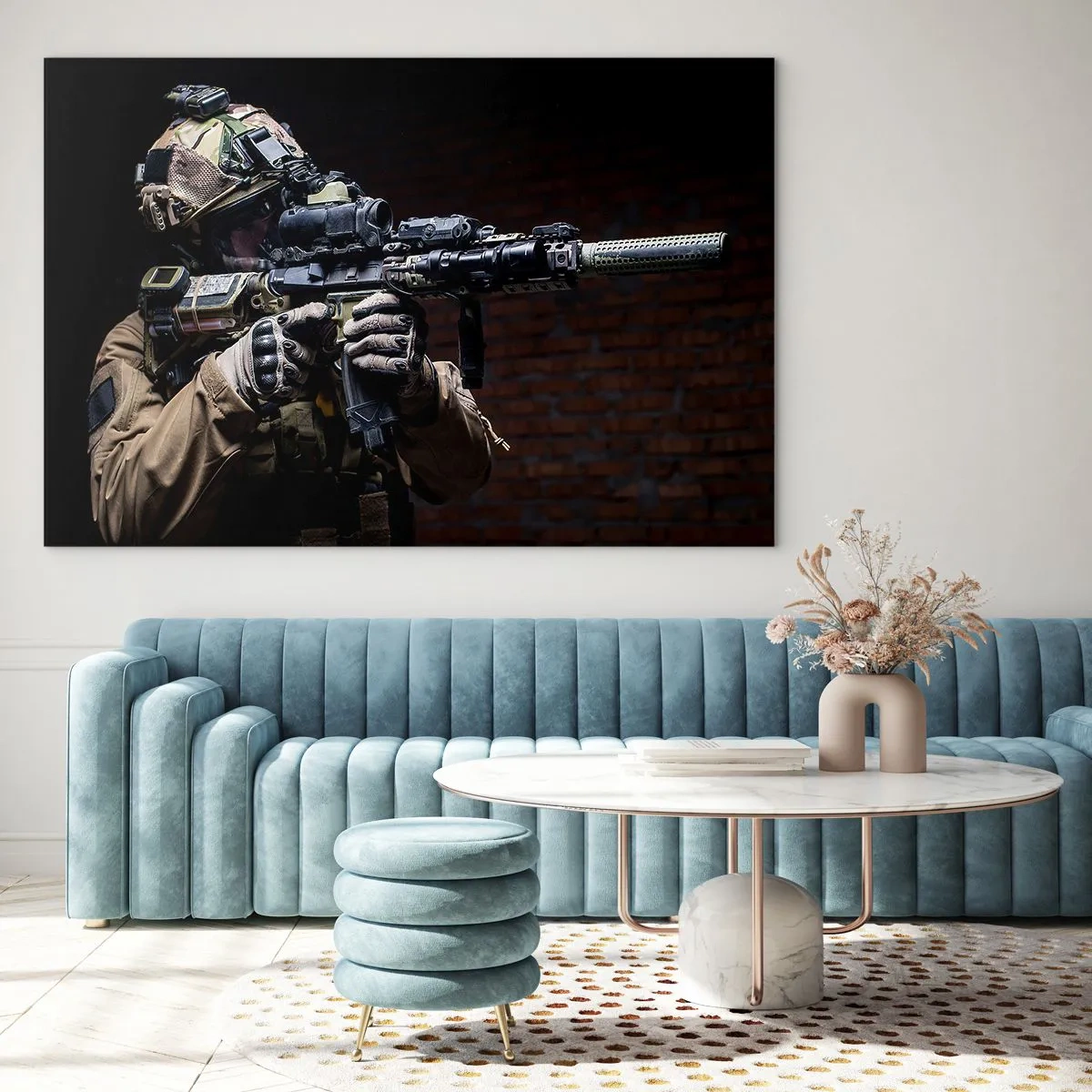 Schilderen op glas - Een soldaat in volledige uitrusting met een geweer tegen een bakstenen muur - 70x50cm - Dodelijk effectief - Moderne wanddecoratie voor woonkamer en slaapkamer ARTTOR