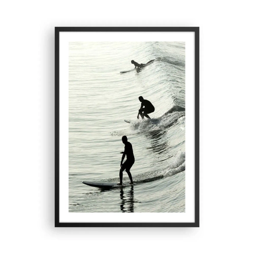 Poster in een zwarte lijst - Drie surfers rijden op de golven in een monochrome stijl - 50x70cm - Om de golf te ontmoeten - Moderne wanddecoratie voor woonkamer en slaapkamer ARTTOR